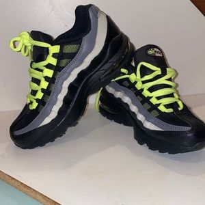 Never worn kids Nike air max ‘95. Size 4.5